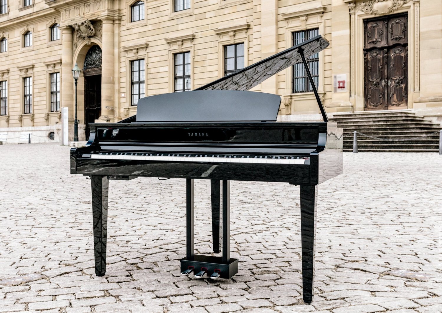 Yamaha-E-Piano vor der Würzburger Residenz
