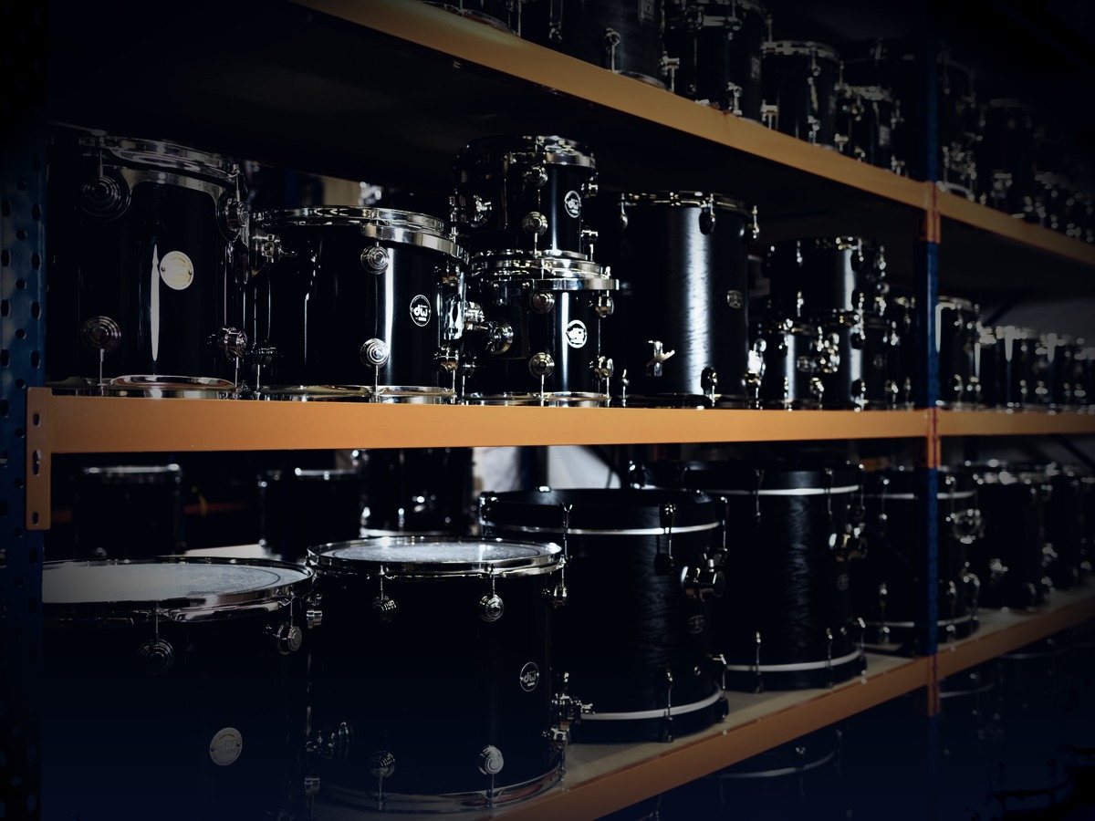 Drum-Lager mit Toms und Snares