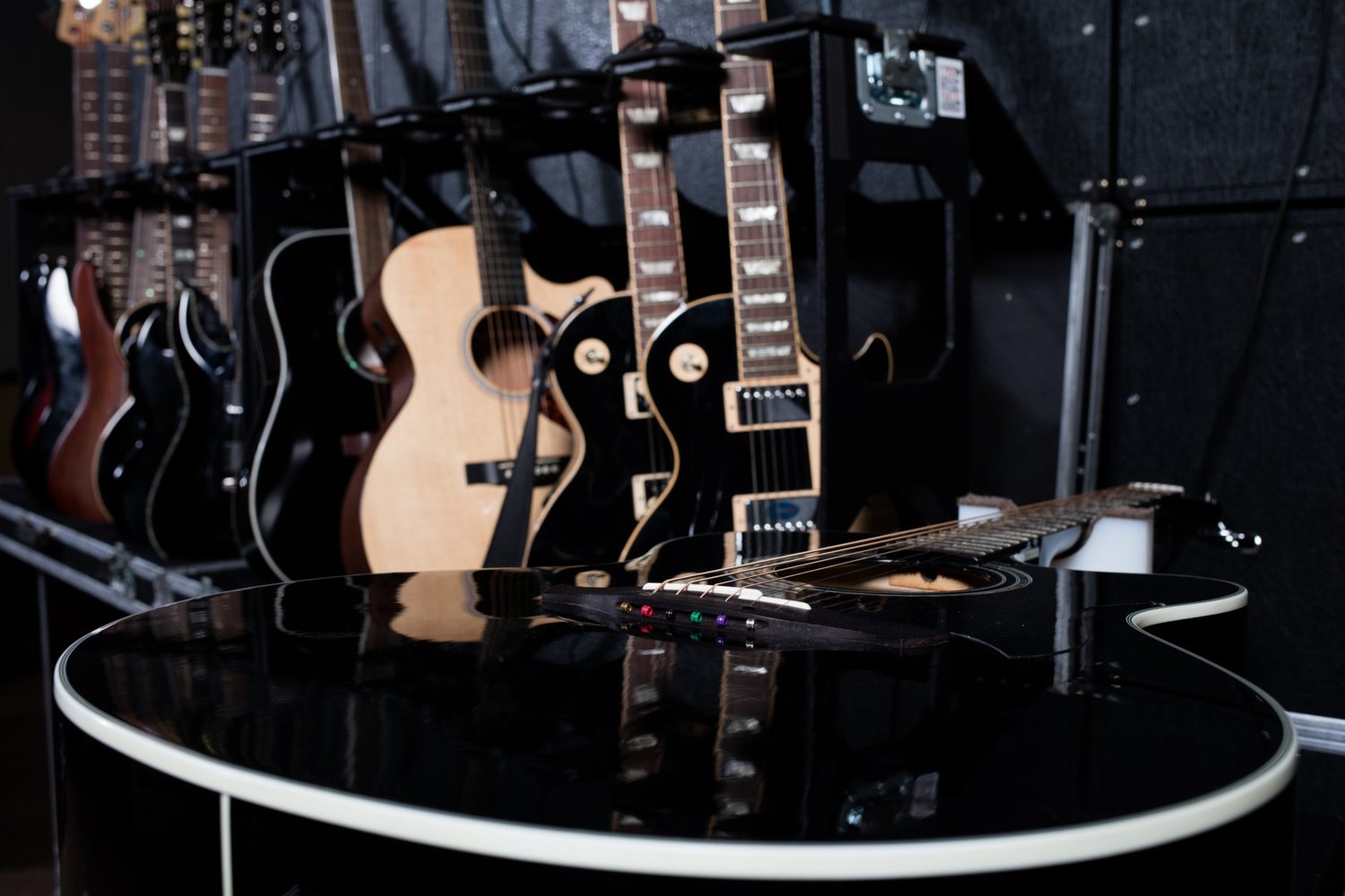 Gitarren und Bässe im Flightcase