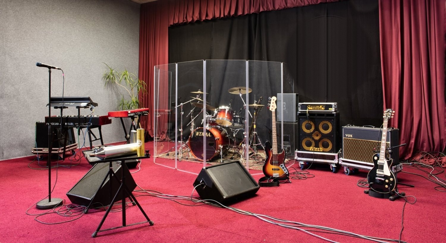 Proberaum mit Keyboards, Drums und Amps