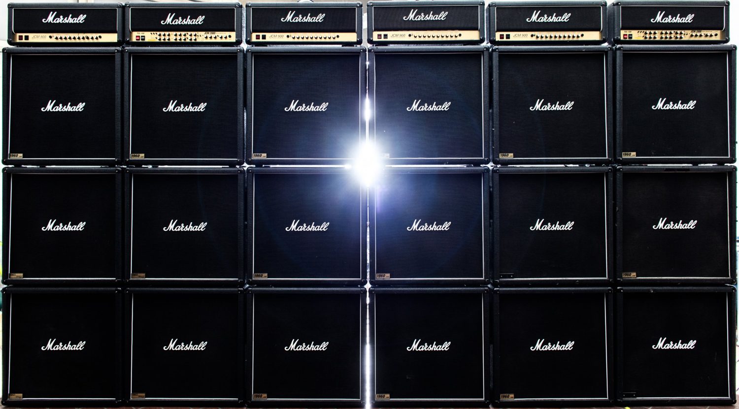 Wand aus Marshall-Topteilen und Boxen